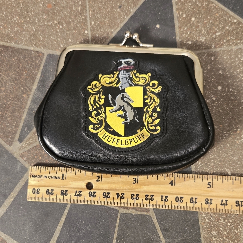 Harry Potter Hufflepuff Coin Purse - Picture 5 of 8